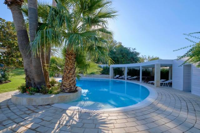 imagen6 1 3 Piscina privada rodeada de un amplio jardin en una residencia exclusiva