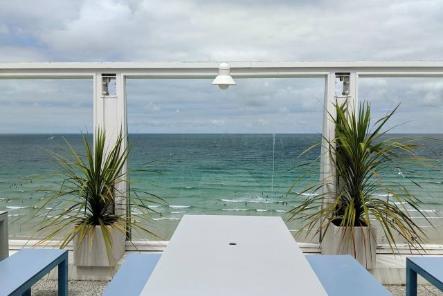 imagen9 1 1 terraza espaciosa con vistas al mar y área de descanso